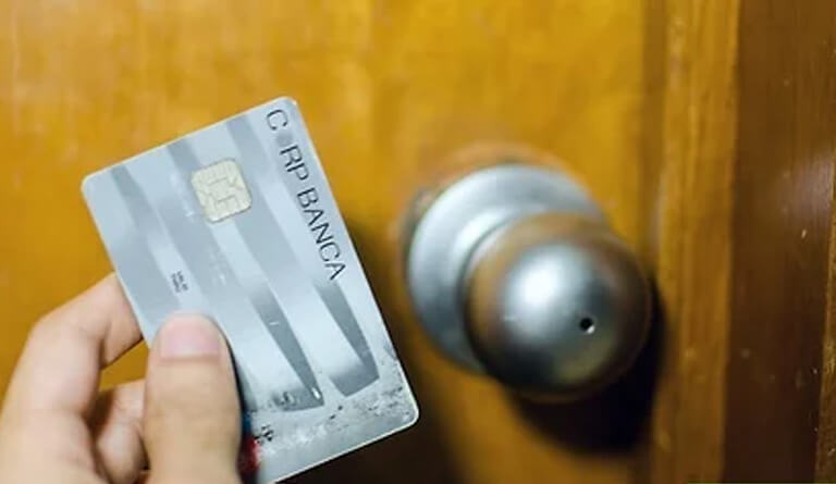 Abrir una puerta de metal sin llave desde afuera con una tarjeta laminada