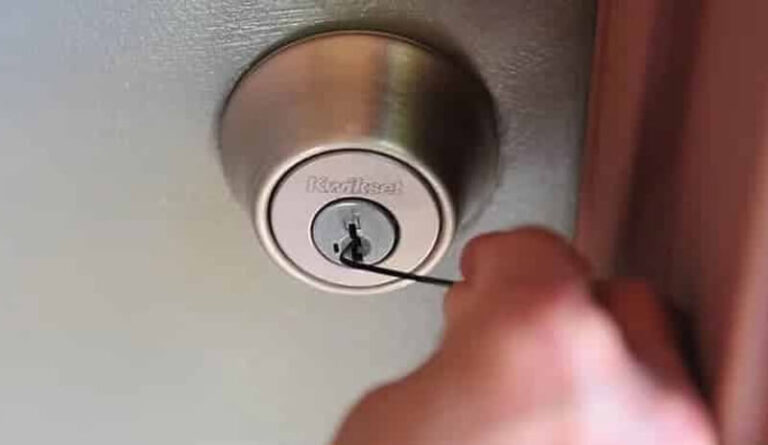 ¿cómo abrir una puerta con un clip?