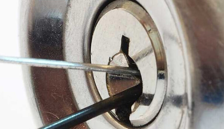 Como abrir una puerta con un gancho de pelo