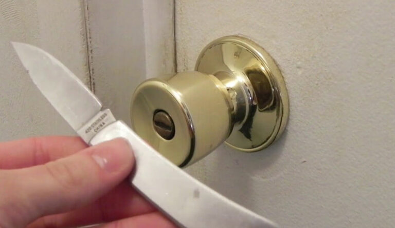 Cómo abrir una puerta sin llave con un cuchillo