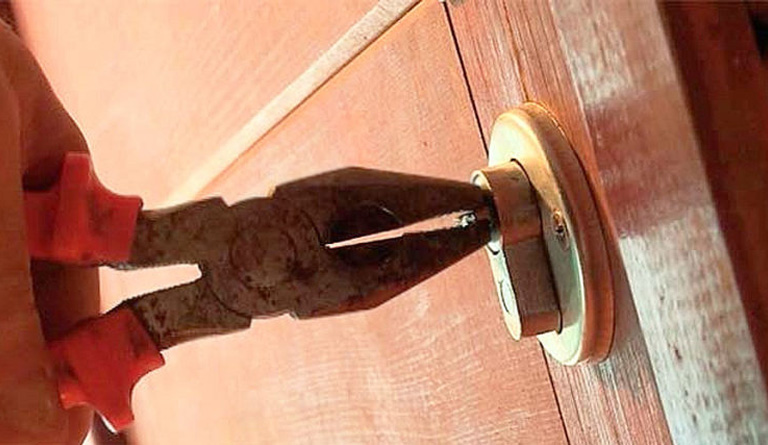 Como destrabar una puerta de madera